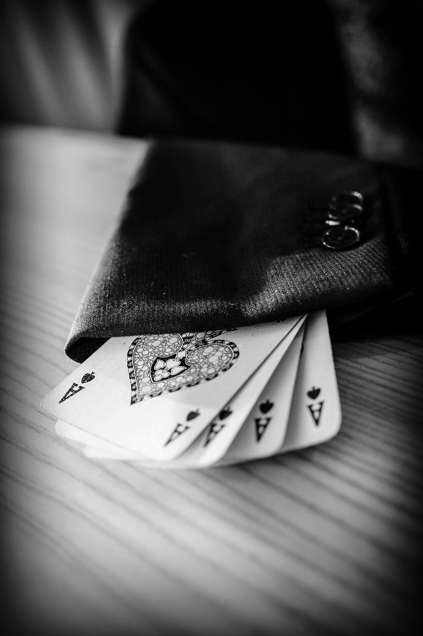 クレジットカードの不正利用による返金方法とSNS詐欺の対策は？