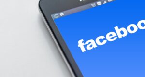 高齢者がFacebookで投資詐欺を見分けるための危険サインは？