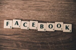 高齢者がFacebookアカウント乗っ取りの被害に遭った場合の警察相談の目安は？