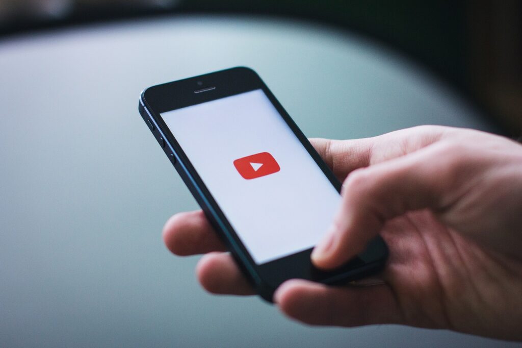 高齢者がYouTubeでのロマンス詐欺に遭った場合、警察への相談の目安は？