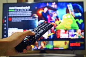 高齢者がYouTubeでフィッシング詐欺に遭った場合の警察への相談の目安は？